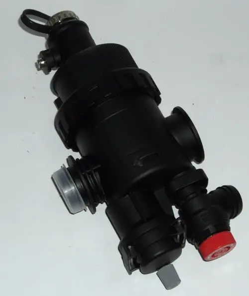 Schwarzer Filter mit mehreren Anschlüssen und einem Drehmechanismus, geeignet für den Einsatz in Daikin Altherma Systemen.